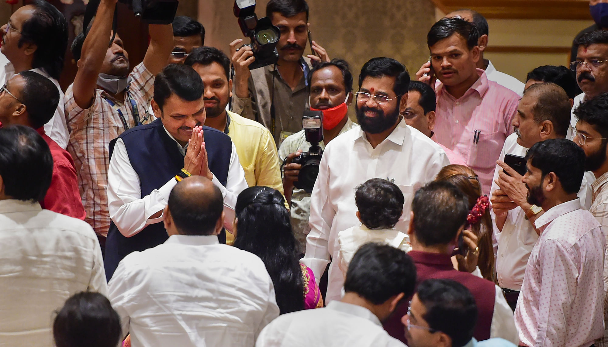 <div class="paragraphs"><p>Maharashtra: एकनाथ शिंदे, फडणवीस ने किया शपथग्रहण, PM मोदी ने दी बधाई</p></div>