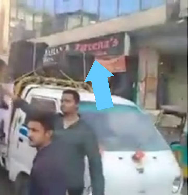 वीडियो में दिखने वाले दुकानों के बोर्ड से ये पता चलता है कि वीडियो पाकिस्तान के कराची का है.