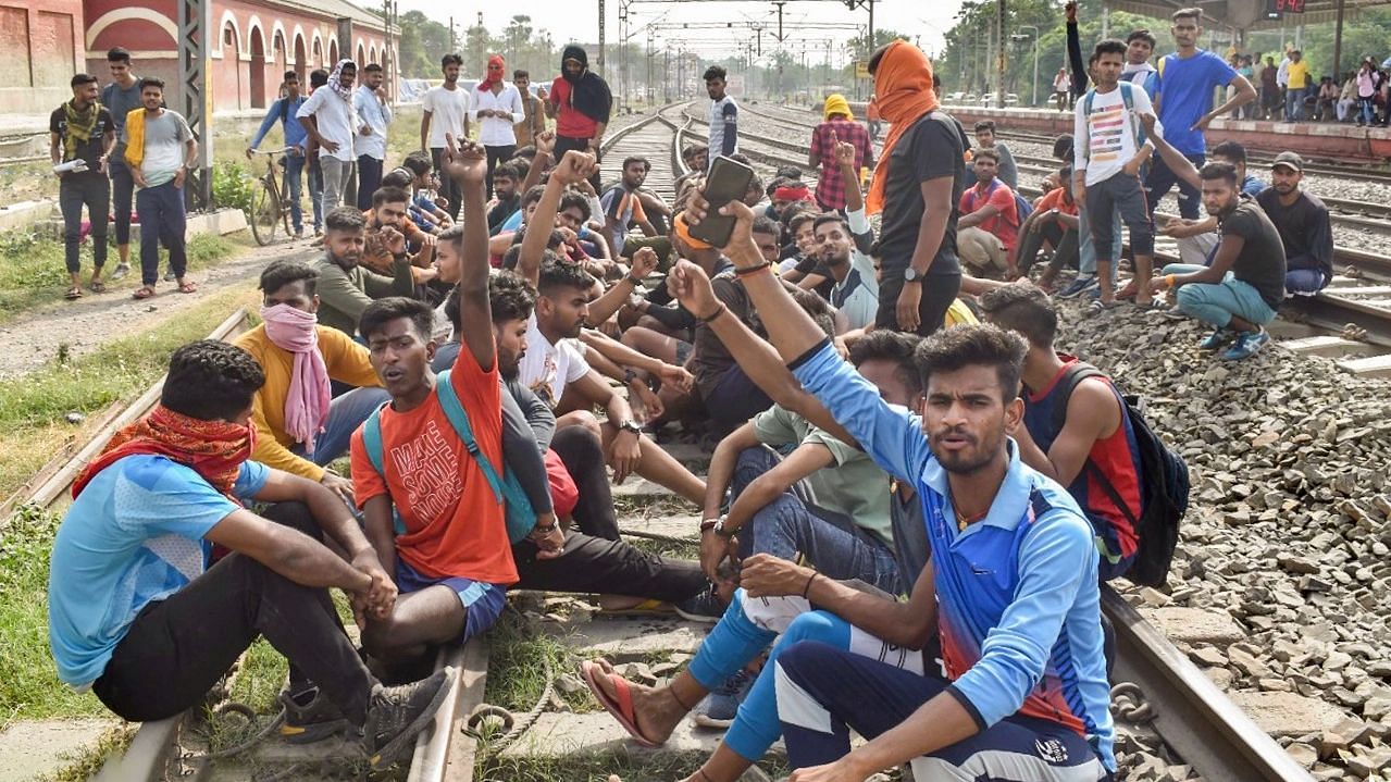 <div class="paragraphs"><p>'Agnipath' योजना के विरोध में  रेलवे ट्रैक पर धरना देने बैठे युवा</p></div>