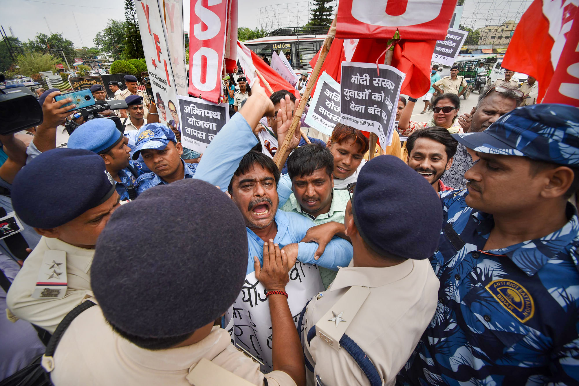 <div class="paragraphs"><p>Agnipath: विरोध, 500+ ट्रेन रद्द और पुलिस की मुस्तैदी-10 तस्वीरों में 'भारत बंद'</p></div>
