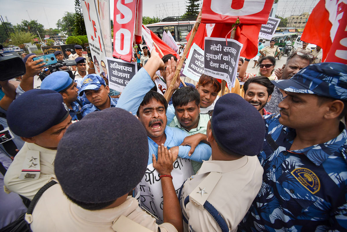 Agnipath: विरोध, 550+ ट्रेन रद्द और पुलिस की मुस्तैदी-10 तस्वीरों में 'भारत बंद'