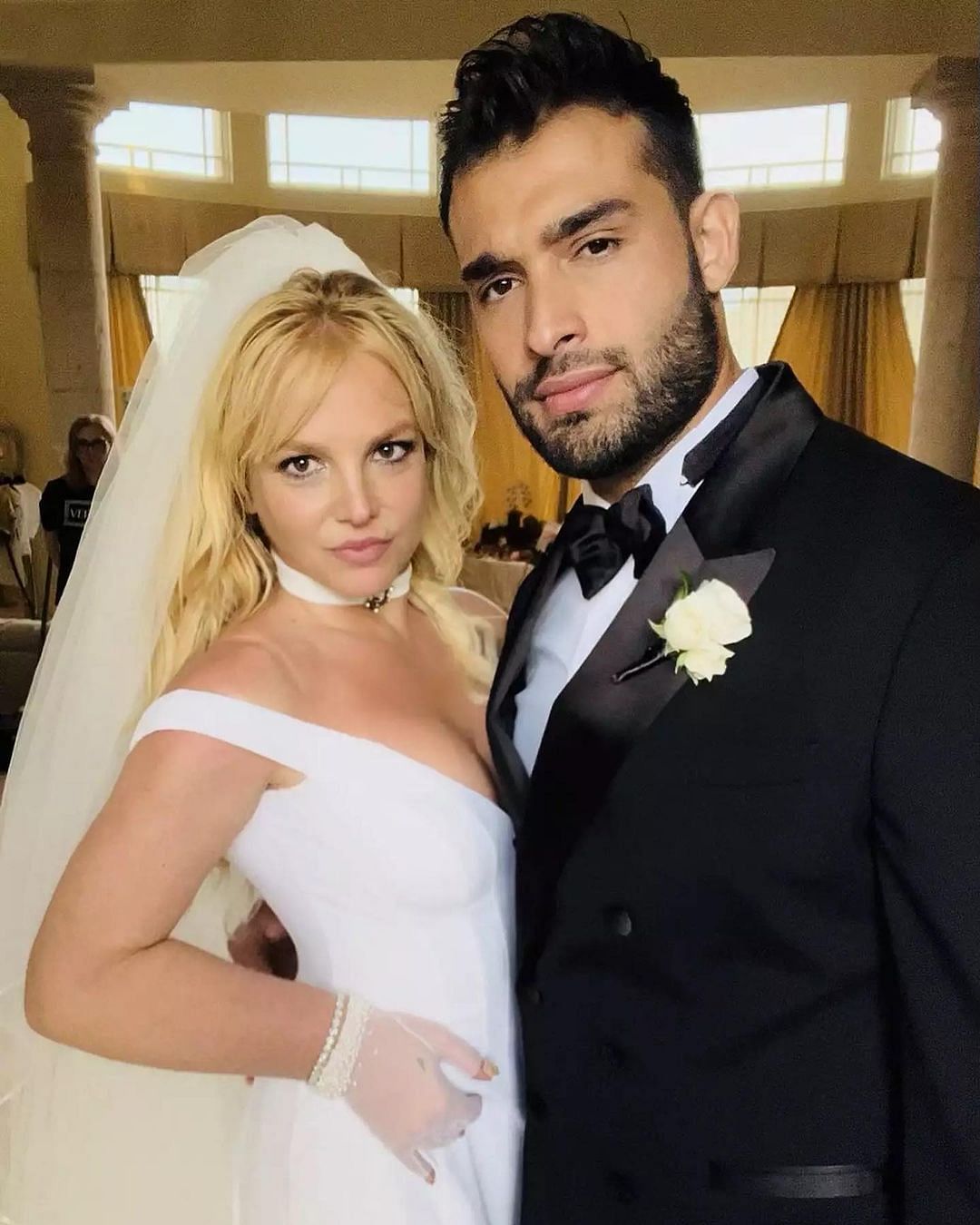 Britney Spears ने अपनी शादी के मौके पर डोनाटेला वर्साचे का डिजाइन किया हुआ सफेद गाउन पहना.