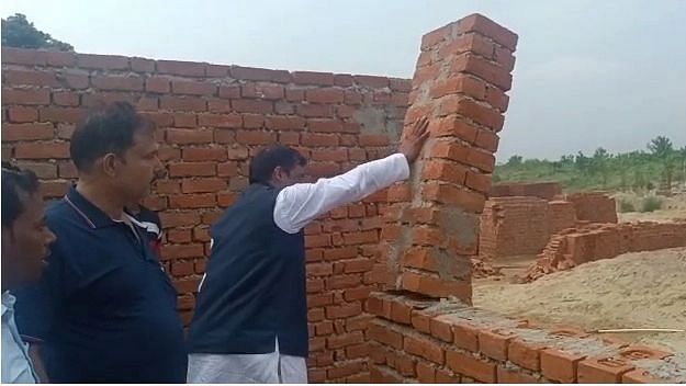 <div class="paragraphs"><p>Pratapgarh: 100 करोड़ की परियोजना को SP MLA ने हाथ से धकेला तो गिरने लगी दीवारें</p></div>