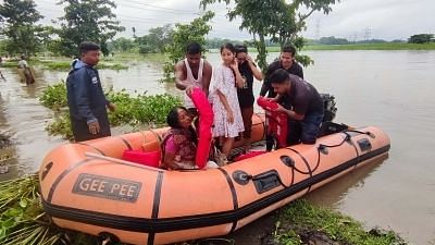 <div class="paragraphs"><p>सेल्फी लेते समय बाढ़ के पानी में बह गए असम के 2 स्कूली बच्चे</p></div>