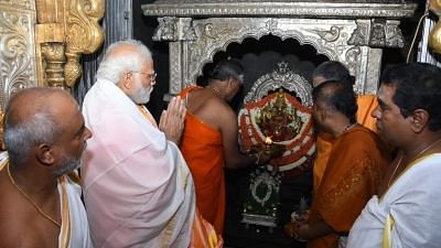 कर्नाटक में PM मोदी ने की मंदिर में पूजा, मैसूर योग दिवस के लिए तैयार
