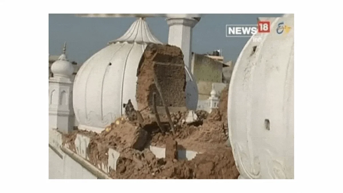 बुलंदशहर में स्थित जामा मस्जिद की दीवारें नाले के पानी की वजह से कमजोर हो गईं थीं, जिससे मस्जिद को नुकसान पहुंचा था.