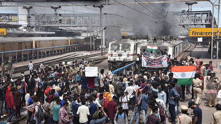 <div class="paragraphs"><p> हैदराबाद में अग्निपथ योजना के विरोध में भीड़ ने सिकंदराबाद रेलवे स्टेशन पर ट्रेनों  में तोड़फोड़ की</p></div>