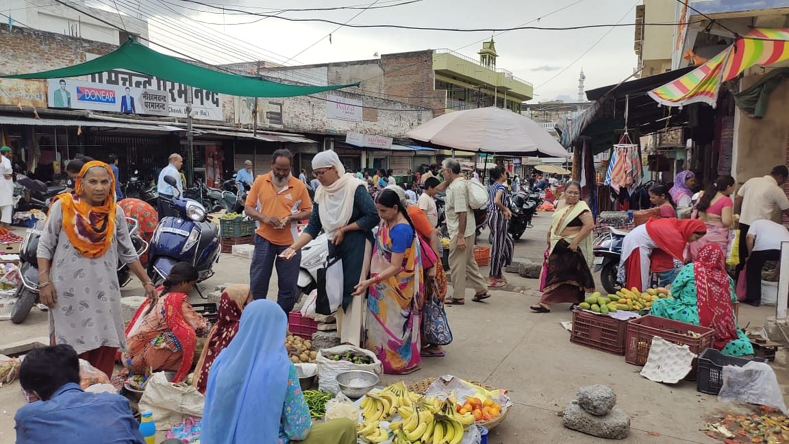 उदयपुर में कर्फ्यू में ढील के बाद बाजारों में दिखी लोगों की आवाजाही. 