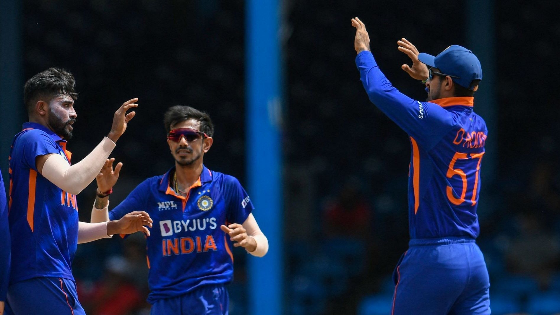 <div class="paragraphs"><p>IND vs WI: आखिरी ओवर में 15 रन नहीं बना पाई विंडीज, सिराज ने दिलाई भारत को जीत</p></div>