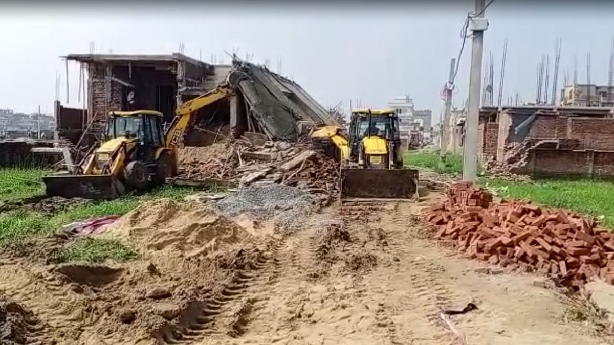 Patna में Bulldozer कार्रवाई पर बोले निवासी- "पहले पैसा लिया और अब घर तोड़ दिया"