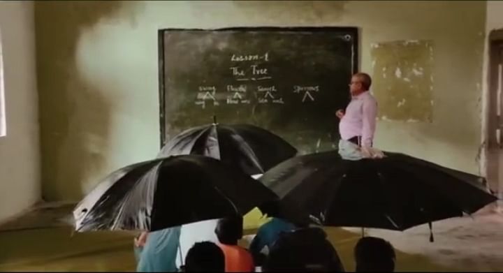 <div class="paragraphs"><p>MP: छत से टपकता पानी, छाता लेकर पढ़ते छात्र...सरकारी स्कूल की जर्जर हालत</p></div>