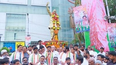 तेलंगाना कांग्रेस ने हैदराबाद में YSR स्मारक की मांग की