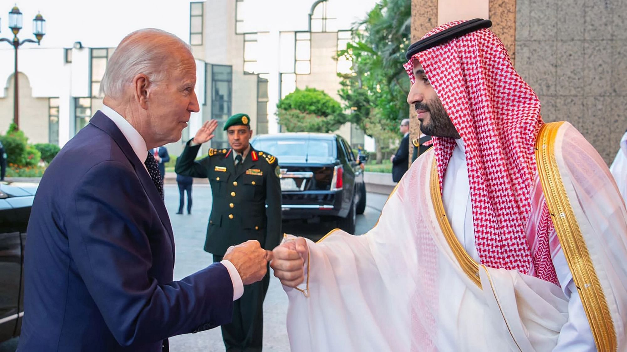 <div class="paragraphs"><p>Joe Biden पहुंचे सऊदी अरब: जिसे बताया था 'हत्यारा'- आज उसी के मेहमान क्यों बने?</p></div>