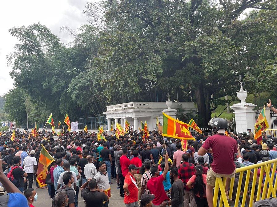 <div class="paragraphs"><p>Sri Lanka: प्रदर्शनकारियों का राष्ट्रपति आवास पर कब्जा, गोटाबाया राजपक्षे 'भागे'</p></div>