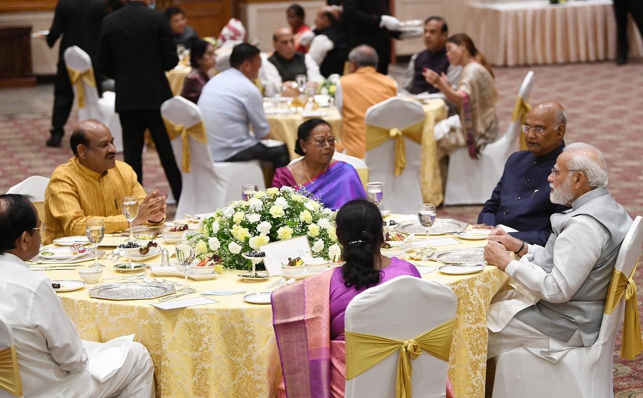 <div class="paragraphs"><p>PM नरेंद्र मोदी ने राष्ट्रपति रामनाथ कोविंद के लिए आयोजित किया विदाई रात्रि भोज</p></div>