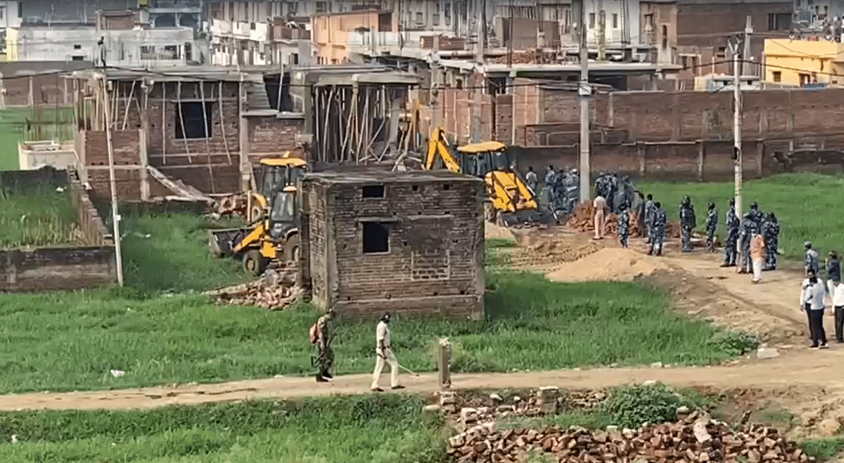 Patna Bulldozer Action: नेपाली नगर कॉलोनी में 70 मकानों के खिलाफ कार्रवाई की जा रही है. 