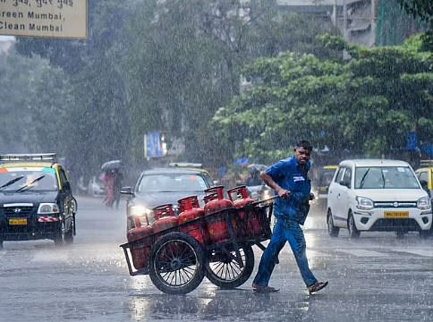 बारिश को देखते हुए मुंबई में एनडीआरएफ की पांच टीमों को तैनात किया गया है.