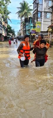 असम बाढ़: लोगों की परेशानी कम करने के लिए केंद्र और राज्य मिलकर काम कर रहे हैं : मोदी