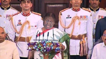 <div class="paragraphs"><p>Droupadi Murmu:देश की 15वीं राष्ट्रपति बनीं द्रौपदी मुर्मू,CJI रमना ने दिलाई शपथ</p></div>