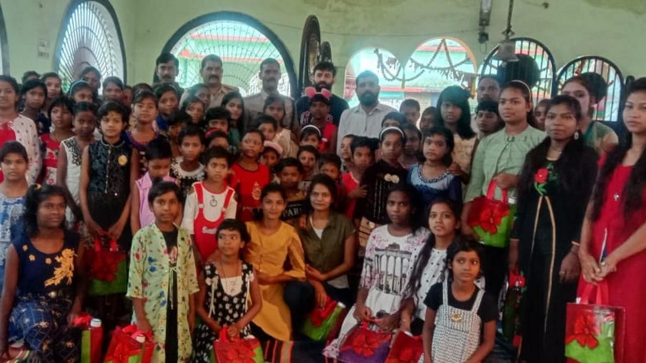 <div class="paragraphs"><p>रायगढ़: अनाथालय की 88 बहनों के भाई बने कोतवाल मनीष-राखी बंधवा दिया रक्षा का वादा</p></div>