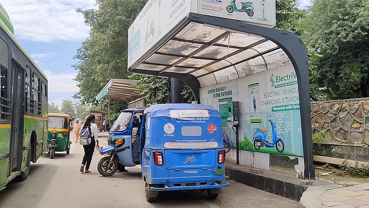 AAP सरकार कार्बन फुटप्रिंट को कम करने के लिए दिल्ली में इलेक्ट्रिक ऑटो को बढ़ावा दे रही है.
