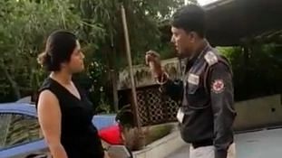 Noida में महिला का गार्ड से बदतमीजी का वीडियो वायरल, महिला गिरफ्तार  
