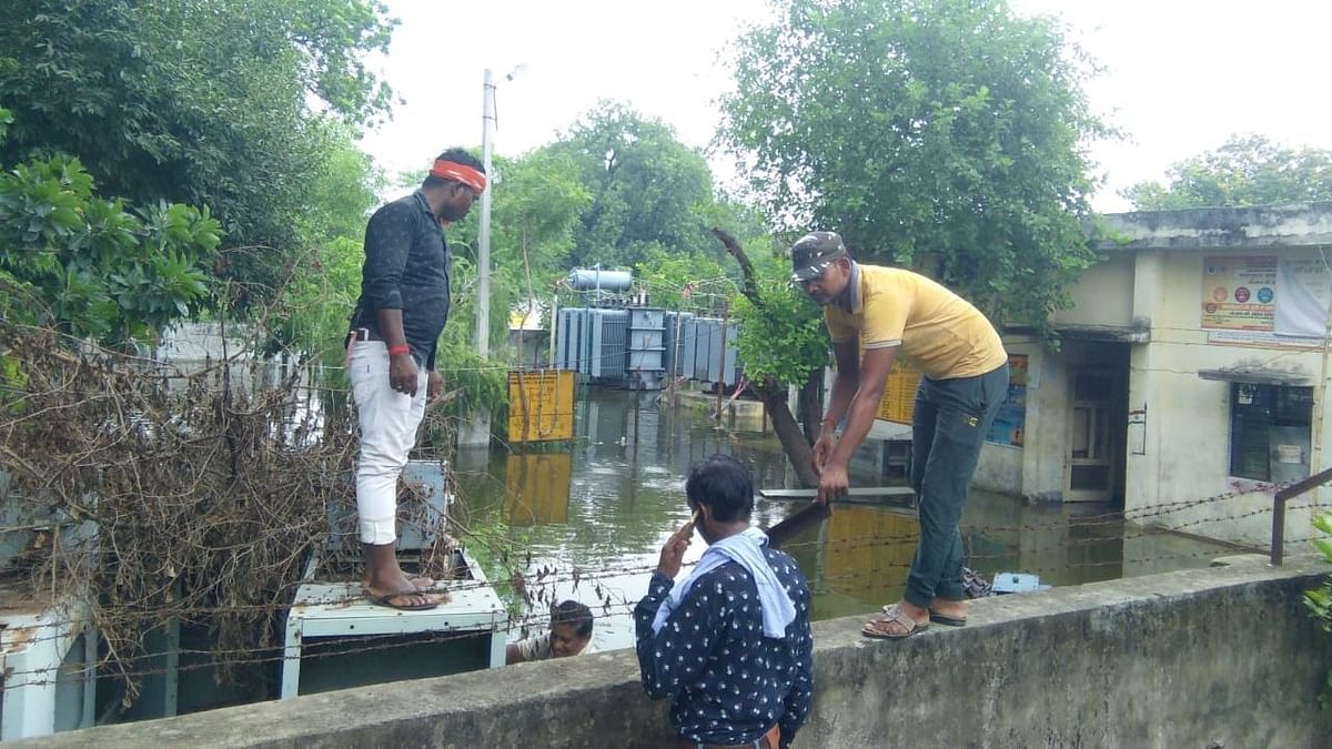 Prayagraj के पास गांव में पावर हाउस में पानी भरने के कारण दो महिने तक बिजली आपूर्ती ठप रहेगी.