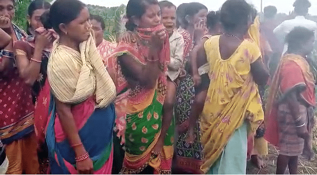 Nabarangpur: आदिवासी घरों को जलाने का वन सुरक्षा समिति पर आरोप लगा है.