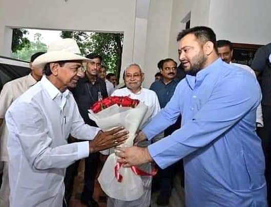 KCR पहले नेता हैं, जो बिहार में JDU-RJD सरकार बनने के बाद नीतीश कुमार और तेजस्वी यादव से मिलने सीधे बिहार आए. 