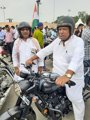 BJP नेता Manoj Tiwari ने कहा-  इन लोगों ने (विपक्ष) तिरंगा यात्रा में शामिल नहीं होकर तिरंगे का अपमान किया है.