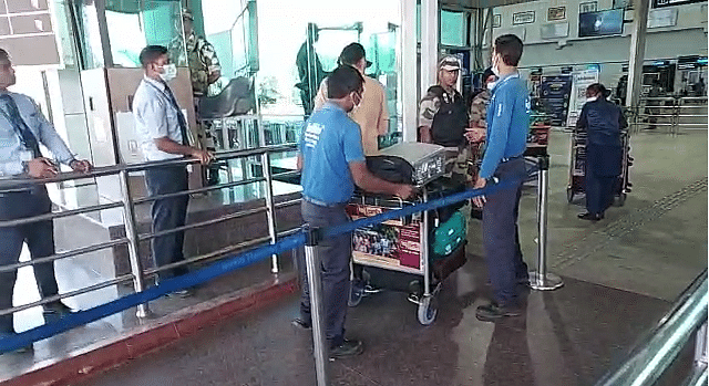 IndiGo की 6E 9522 नंबर की फ्लाइट रांची एयरपोर्ट से UPA के 45 विधायकों को लेकर रायपुर के लिए रवाना हो गई है.