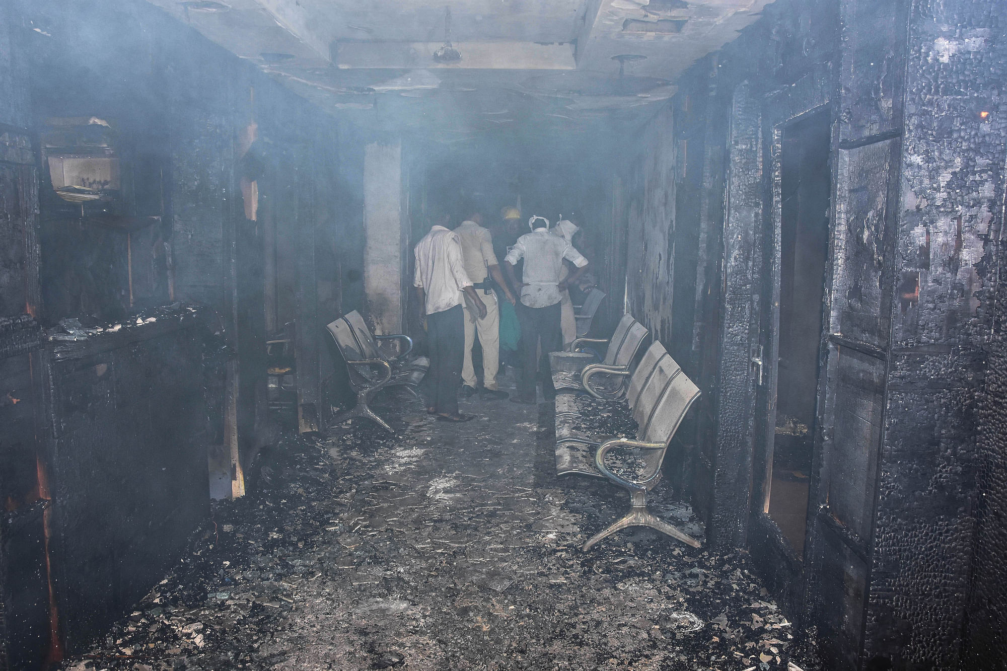 <div class="paragraphs"><p>MP: जबलपुर के हॉस्पिटल में कैसे लगी आग, 8 मौतों का जिम्मेदार कौन?</p></div>