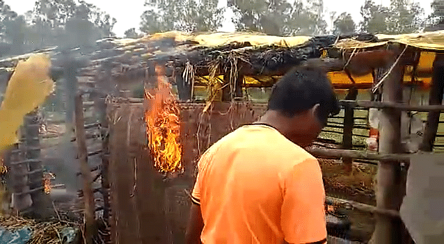 <div class="paragraphs"><p>Odisha: नबरंगपुर के 3 आदिवासी गांव के घरों में लगाई आग, फसल भी नष्ट करने का आरोप</p></div>