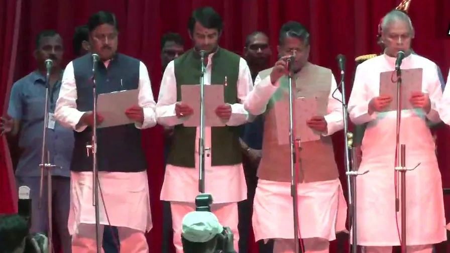 Bihar Cabinet: नीतीश कैबिनेट का विस्तार, तेज प्रताप ने ली शपथ, RJD का दबदबा