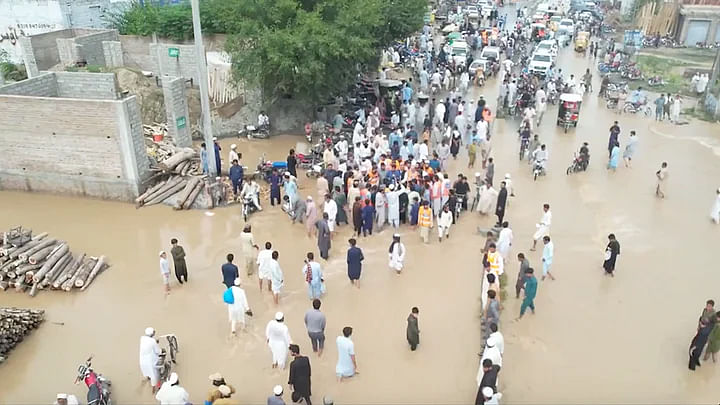 Pakistan Floods में अब तक 1,300 से अधिक लोग अपनी जान गंवा चुके हैं.