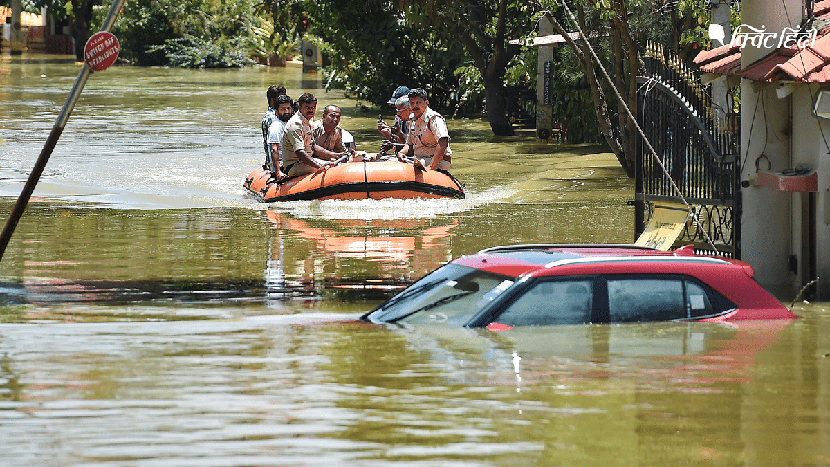 Bengaluru Waterlogging: सड़कों पर नाव, डूबी कारें, एक महिला की मौत- बड़े अपडेट