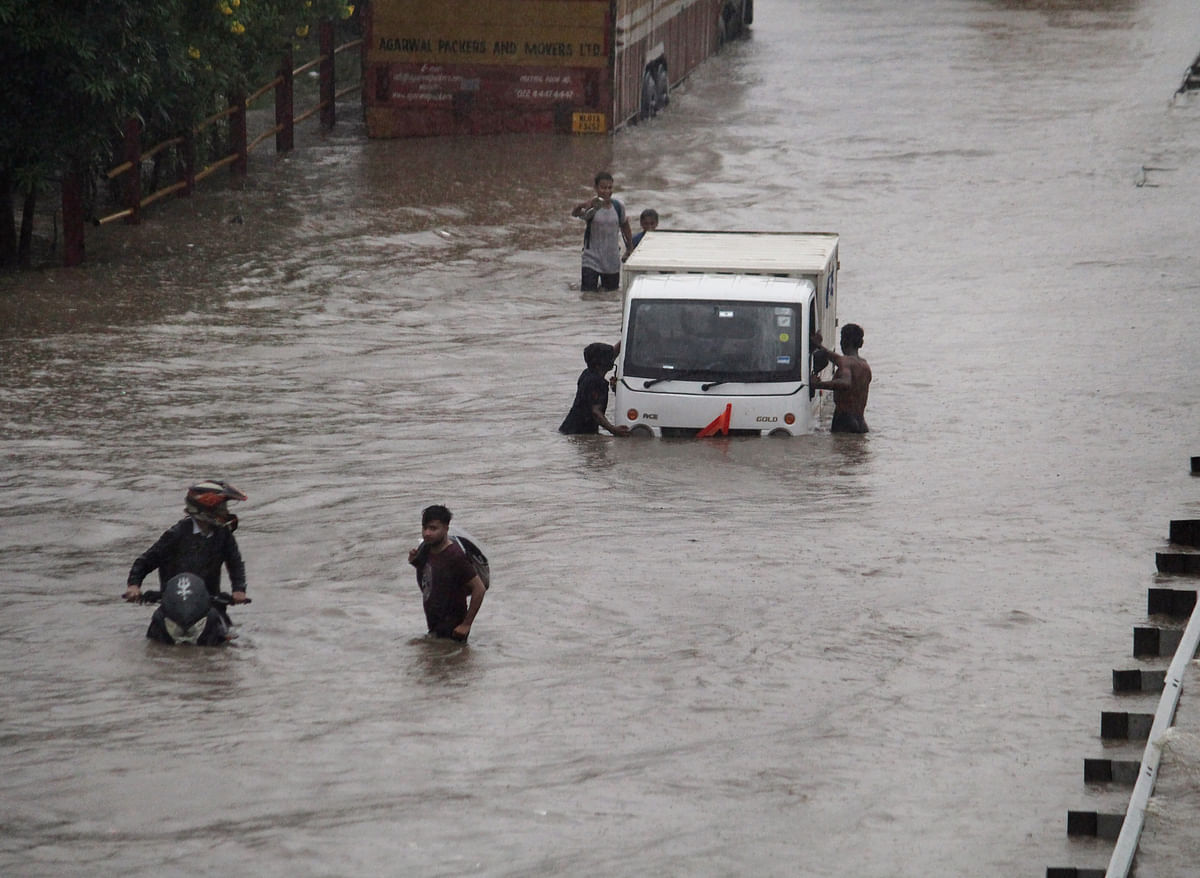 Delhi NCR rain updates: मौसम विभाग ने शुक्रवार को भी भारी बारिश की आशंका जताई है.
