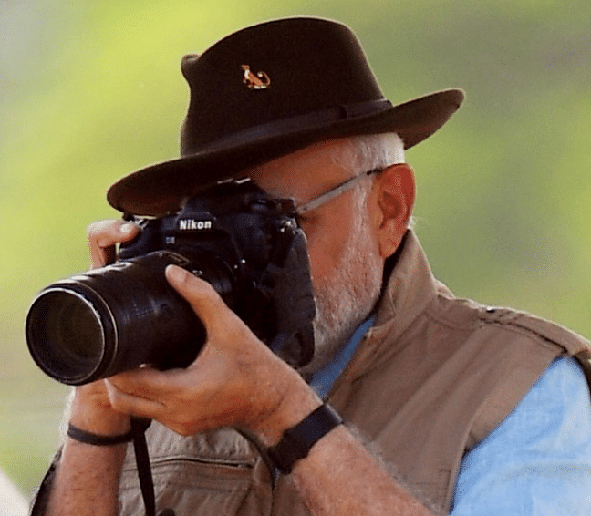 कांग्रेस नेताओं ने पीएम मोदी की एडिटेड फोटो शेयर कर दावा किया कि उनके कैमरे का लैंस बंद था