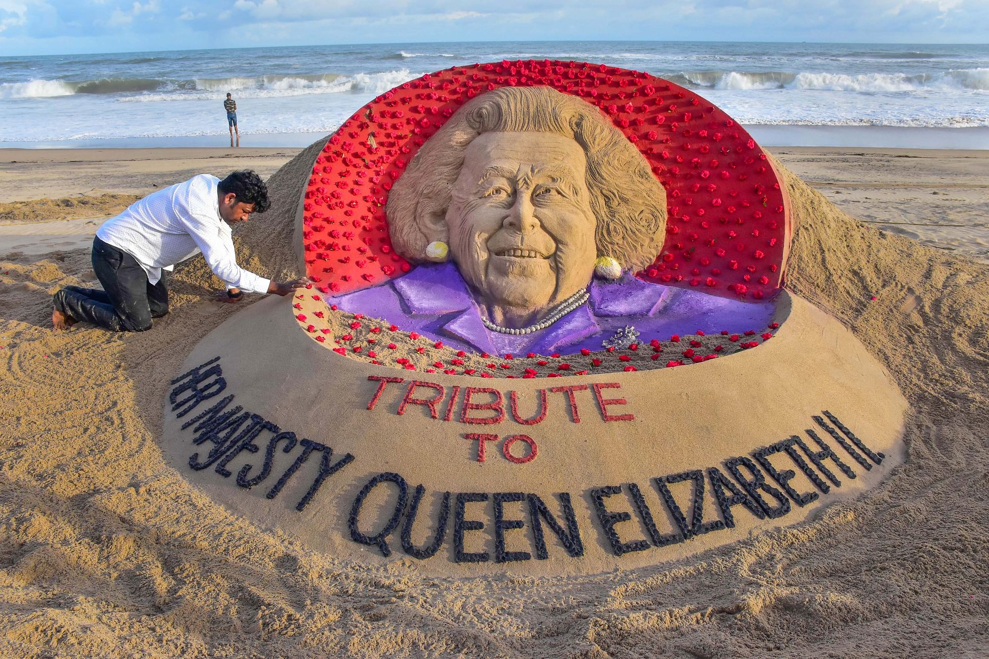 <div class="paragraphs"><p>Queen Elizabeth II: सुदर्शन पटनायक द्वारा बनाई गई महारानी एलिजाबेथ द्वितीय की एक रेत की मूर्ति</p></div>