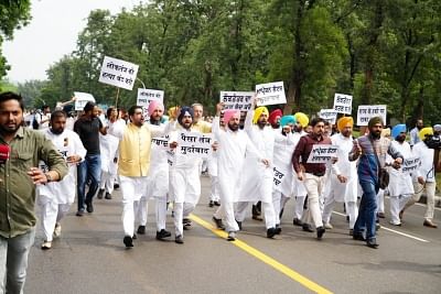 Punab: विधानसभा सत्र रद्द होने को लेकर AAP ने किया विरोध प्रदर्शन