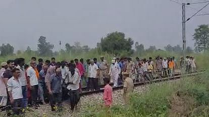 <div class="paragraphs"><p>UP: बिजनौर में शिक्षामित्र ने ट्रेन के सामने कूदकर दी जान, कथित सुसाइड नोट वायरल</p></div>