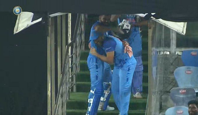 IND vs AUS: विराट-रोहित ने जीत के बाद सीढ़ियों पर झूमकर मनाया जश्न,वीडियो वायरल
