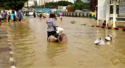 कर्नाटक : बेंगलुरु में मूसलाधार बारिश, मौसम विभाग ने तटीय इलाकों के लिए जारी किया रेड अलर्ट