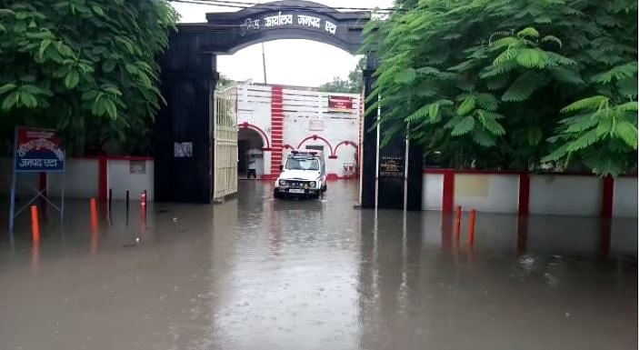 Uttar Pradesh Rain Updates: भारी बारिश की वजह से उत्तर प्रदेश के 10 जिलों में स्कूल बंद कर दिए गए हैं.