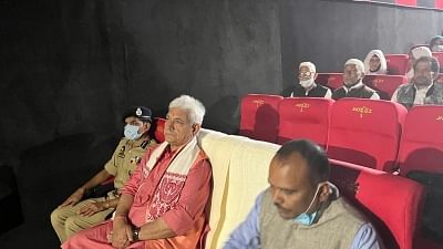 Jammu-Kashmir: पुलवामा, शोपियां में खुले सिनेमा हॉल, LG ने किया उद्घाटन 