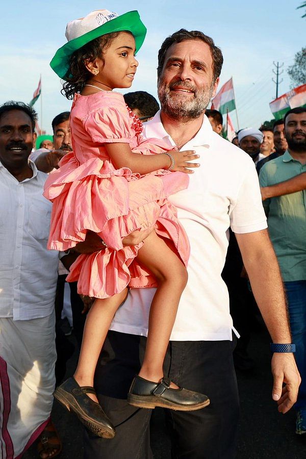 Rahul Gandhi भीगते हुए भाषण दिया, मां के जूते बांधे, बच्चों को कंधे पर उठाया- कंटेनर में सो रहे राहुल