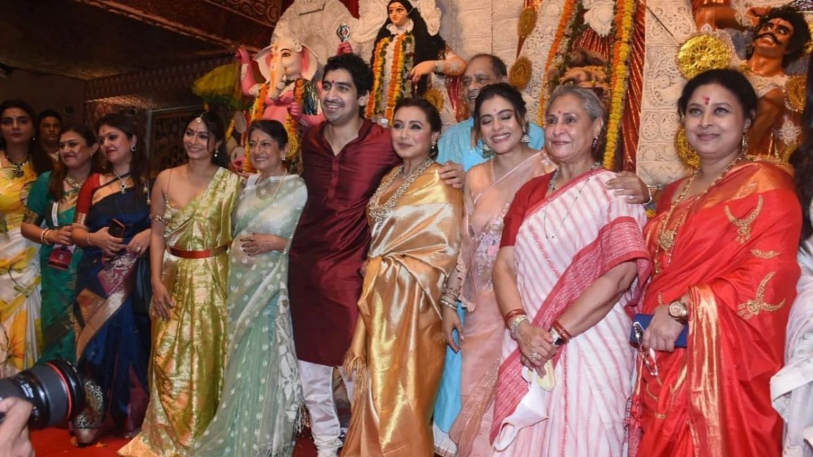 Durga Puja पंडाल में पहुंचे Ranbir Kapoor, काजोल-रानी के साथ मनाया त्योहार