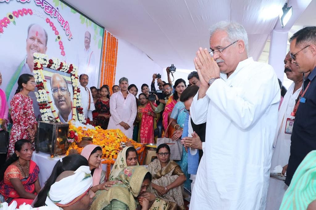 Chhattisgarh Chief Minister भूपेश बघेल ने कांकेर जिले में लोगों को सहायता राशि और सामग्री भी बांटी