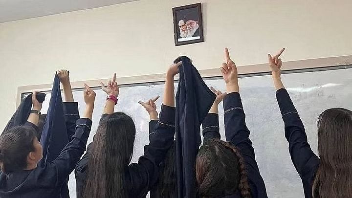 Iran: क्लासरूम में हिजाब विरोध, लड़कियों ने इशारों में शासकों से कहा- भाड़ में जाओ