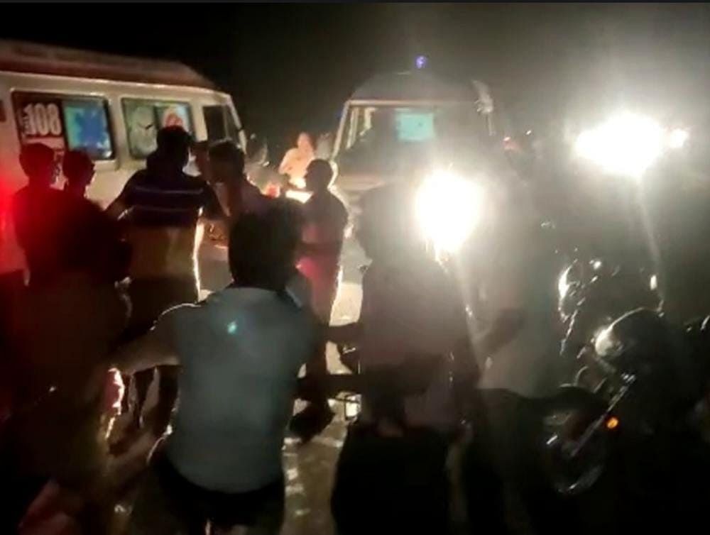 <div class="paragraphs"><p>यूपी के कानपुर में भीषण सड़क हादसा, ट्रैक्टर-ट्रॉली पलटने से 25 लोगों की मौत</p></div>